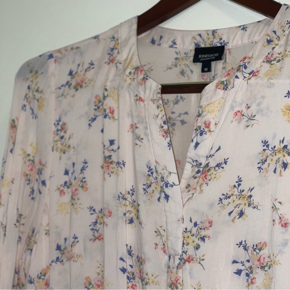 Jones + Co Women’s Light Pink Floral Long Sleeve Blouse - Picture 2 of 3